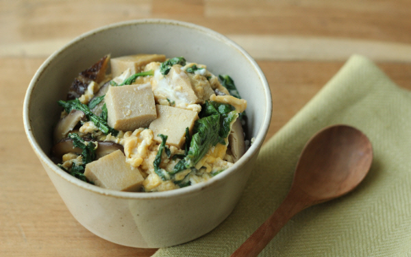 時蔬茼蒿大人系丼飯食譜～ 省時＆健康！茼蒿搭配凍豆腐的滑蛋丼～