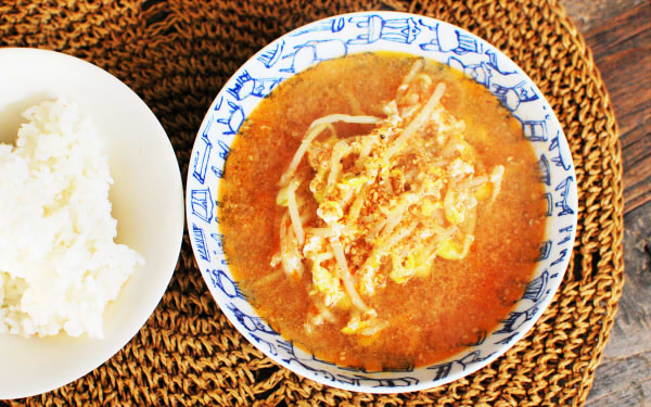 解決宿醉的方法──和白飯一起喝下「韓式微辣涼拌豆芽菜湯」