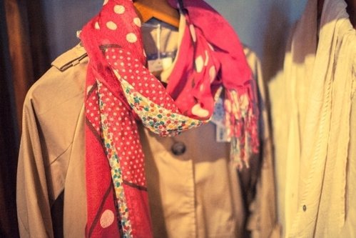 推薦給認為「基本款風衣外套太無趣」的你!春季外套首選:個性派風衣!