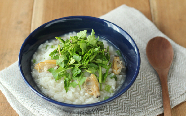 用冷飯與冷凍蛤蜊即可完成的「蛤蜊水芹雜炊粥」