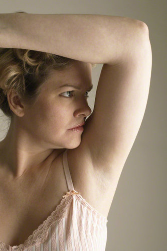 刮毛刀以及拔毛都很危険…！？ 腋下的黑斑點的原因以及解決方法