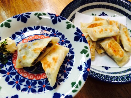 【食譜】簡單又美味！10分鐘就可以完成的「起司棒餃子」的作法