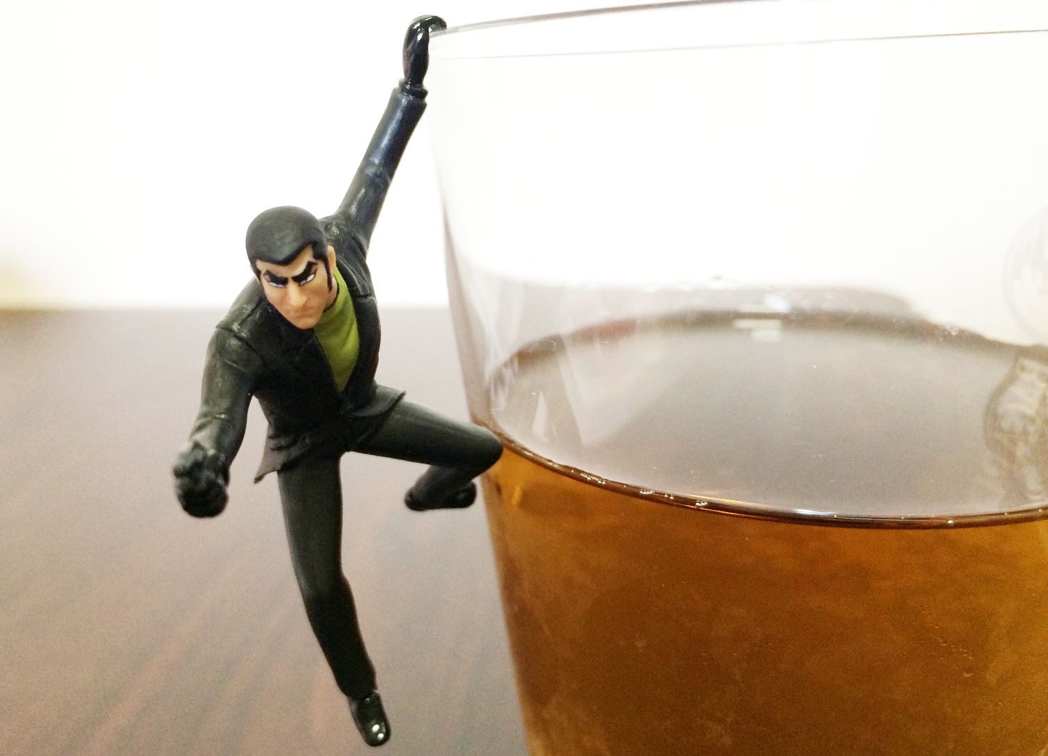 坐在杯緣的《骷髏13》冷酷感不是蓋的 / 普通麥茶看起來卻像威士忌