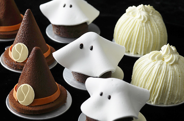 東京皇宮酒店期間限定萬聖節甜點大公開。棉花糖鬼怪配上巧克力慕斯的魔女高帽