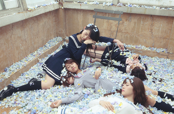 乃木坂46以制服時尚成為伊勢丹女孩代表團體。白石麻衣等人參與了聯名電影的演出