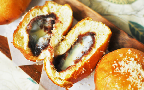 手作りならでは！　アツアツ、チーズ入り餡ドーナッツ