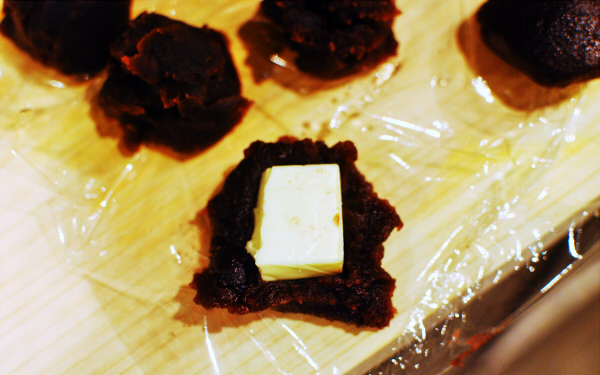 手作りならでは！　アツアツ、チーズ入り餡ドーナッツ