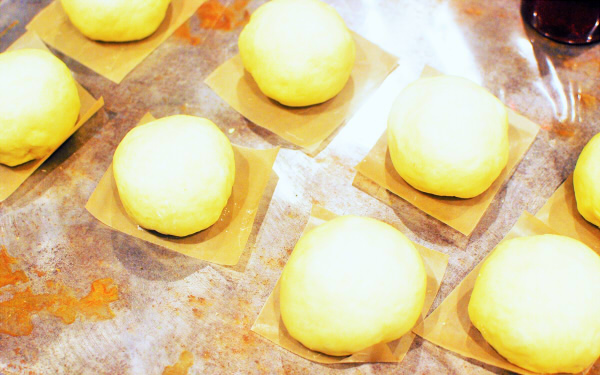 手作りならでは！　アツアツ、チーズ入り餡ドーナッツ