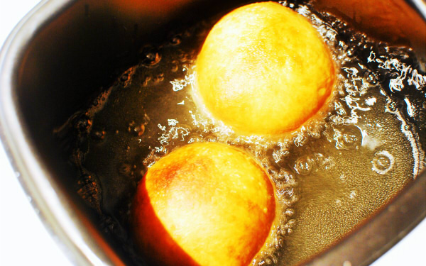 手作りならでは！　アツアツ、チーズ入り餡ドーナッツ