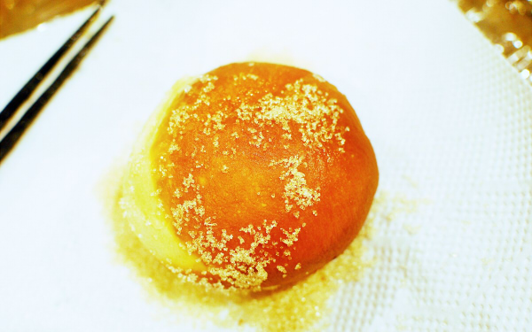 手作りならでは！　アツアツ、チーズ入り餡ドーナッツ