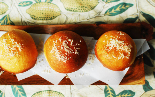 手作りならでは！　アツアツ、チーズ入り餡ドーナッツ