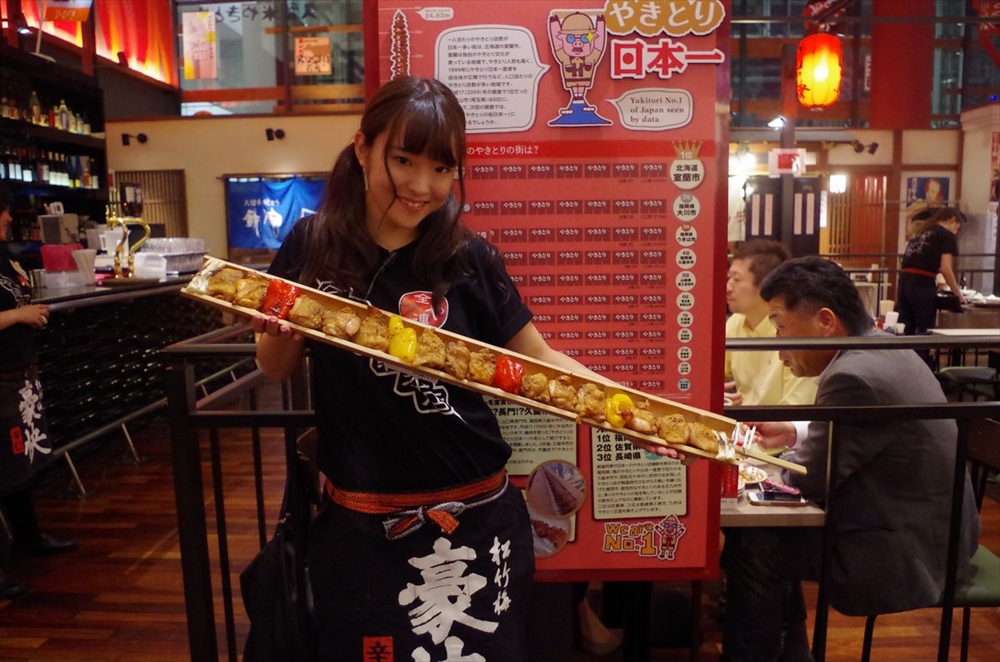 竹串的長度是一公尺！品嘗金氏世界紀錄等級的烤雞肉串