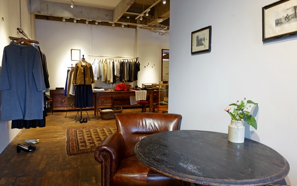 鎌倉小町通りの「OXYMORON （オクシモロン）」内側