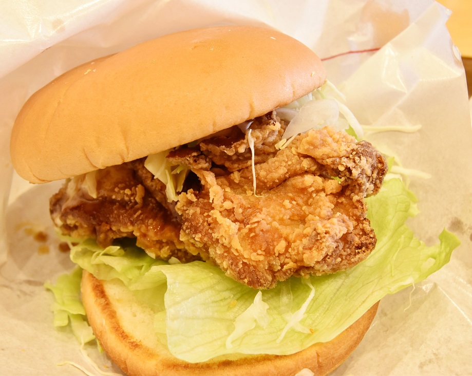 試吃當地摩斯限定的「炸雞堡」炸雞口感酥脆、分量十足