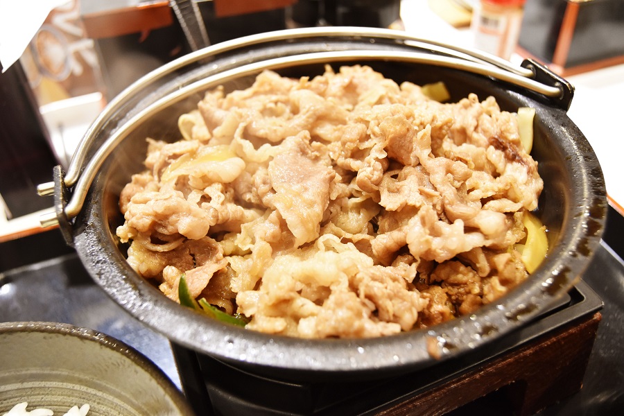 日本吉野家“牛肉火鍋膳”牛肉兩倍大滿足！ 幾乎看不到鍋底的大量牛肉