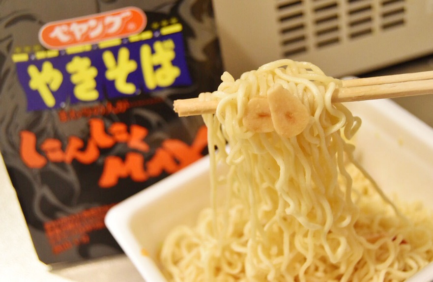 同事對不起！「Peyoung蒜頭MAX炒麵」臭到會給周遭的人添麻煩