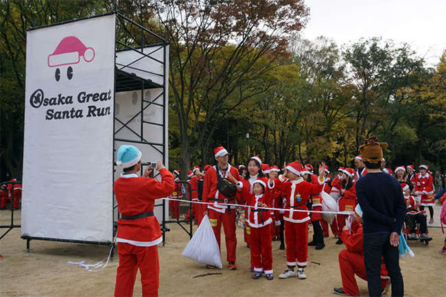 被聖誕老人們攻佔的大阪城公園？！Osaka Great Santa Run （前篇）