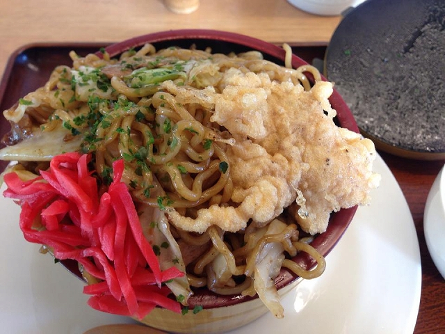 來群馬滑雪泡湯，別忘了吃道地的「炒麵蓋飯」！