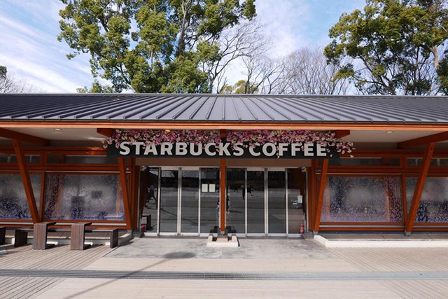 Plantica所裝飾設計的星巴克上野恩賜公園店入口處。