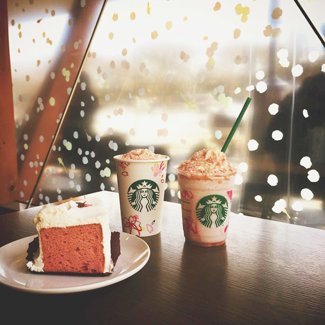 （左開始）櫻花戚風蛋糕 日幣380元、焦糖櫻花巧克力拿鐵 小杯 日幣420元、中杯 日幣460元、大杯 日幣500元、特大杯(R) 日幣540元、焦糖櫻花巧克力星冰樂(R)  中杯 日幣520元、大杯 日幣560元、特大杯(R) 日幣600元