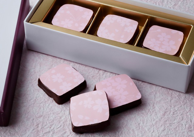 「夾心巧克力 櫻」(3入裝/1,234日圓 6入裝/2,057日圓 9入裝/2,880日圓)