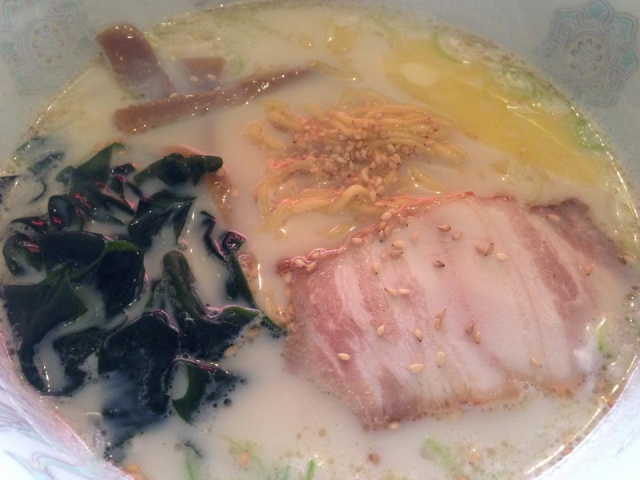 在《灌籃高手》的七里濱車站，發現當地的獨特美食「牛奶拉麵」