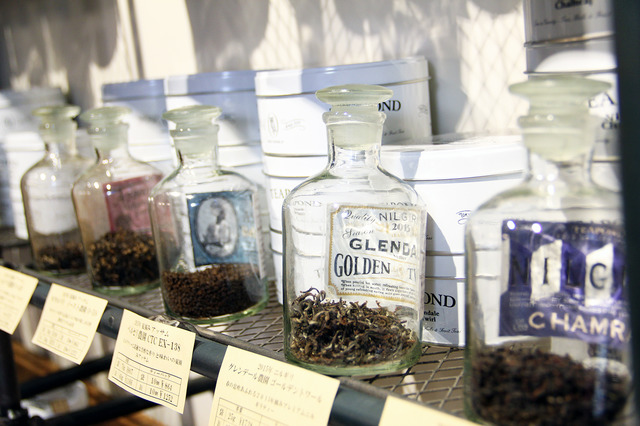 ディスプレイ用にビン詰された茶葉。蓋を開けるとふわっといい香りが