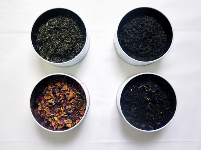 (左上から時計回りに)「2015年春摘みネパールイラム地区・ミストバレー農園EX-2」袋入り50g 1,242円（缶入り50g 1630円）、「2015年夏摘みセイロンルフナ地区・シタカ農園BOP1」袋入り70g 1134円（缶入り60g 1360円）、「アールグレイ ブルーバード」袋入り50g 864円（缶入り50g 1252円）、「ニライカナイ」袋入り50g 864円（缶入り50g 1252円）