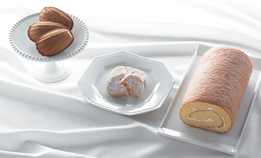 加有絲綢蛋白溶液的洋菓子、（右）Il Fait Jour「濕潤蜂蜜蛋糕卷」、（中央）橫濱元町霧笛樓「濕潤絲質橫濱絹餅乾」、（左）Il Fait Jour「柔滑絲綢瑪德蓮」