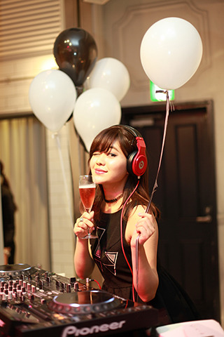 Le Petit Robe Noire Room Party的様子