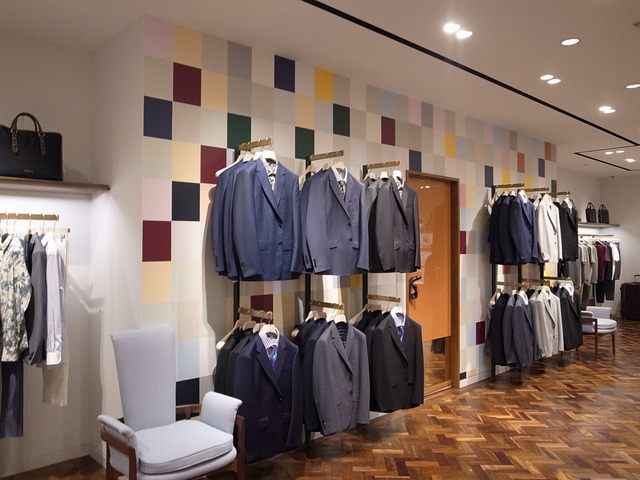 量身剪裁區裡用的是彩磚的牆面,繽紛活潑