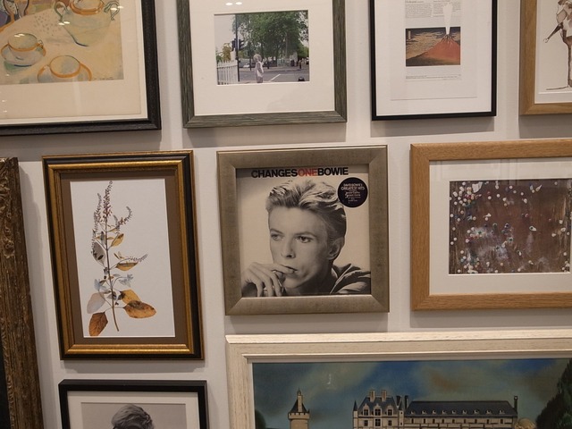 藝術牆上排滿了Paul Smith的收藏品