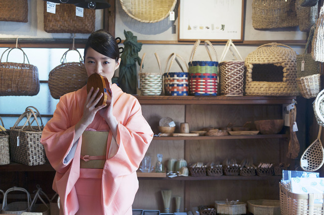 木製のお弁当箱が気になる安藤裕子さん