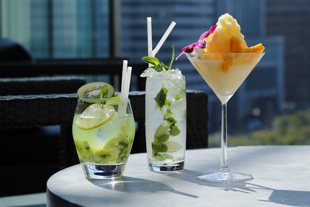 LOUNGE BAR Prive的「夏日調酒」（左起）新鮮奇異果卡比羅斯卡（含稅2,400日圓）、Mojito de Prive（含稅2,200日圓）、冰沙芒果鳳梨可樂達（含稅2,400日圓）