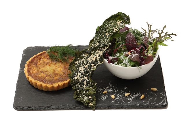 「番茄與羅勒的法式鹹派 附季節性沙拉」(1,200日圓)