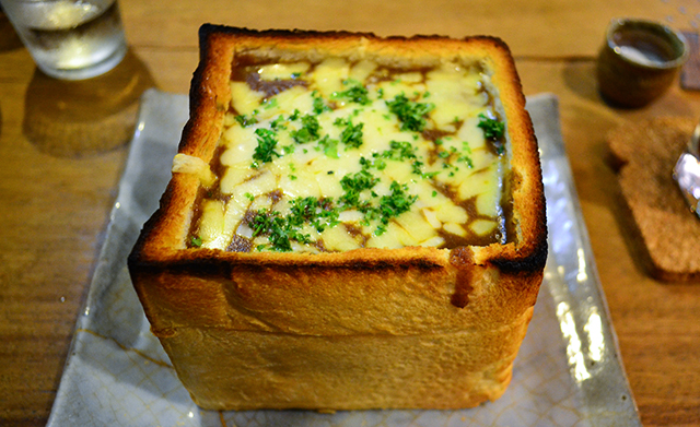 整條吐司做的巨無霸咖哩麵包！還有豬排&蜂蜜口味