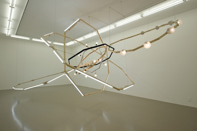 ビョーン・ダーレム|《ブラックホール(M-領域)》|2008年|木、スケール、蛍光灯、電球、着色剤|450×500×900cm|撮影:ブレイズ・アディロン|Courtesy:サーチ・コレクション、ロンドン |