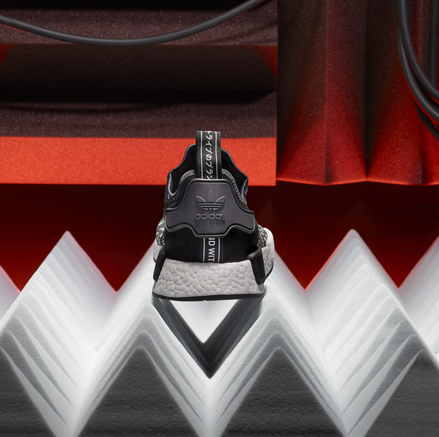 adidas Originals發售新鞋款「NMD_R1 BLACKOUT/WHITEOUT PACK」(1萬7,990日圓)