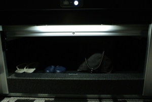 これがベッド下にある、シャッター式のカギ付き収納スペース。広々！