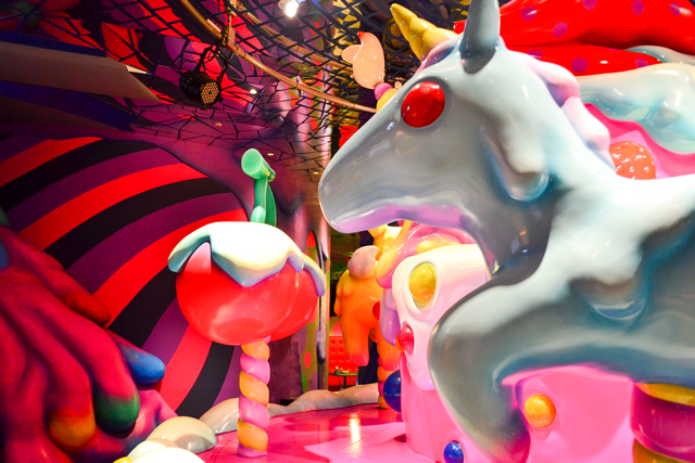 這間主題餐廳的食物都是彩虹顏色！螢光粉紅色熱狗到底是什麼口味？