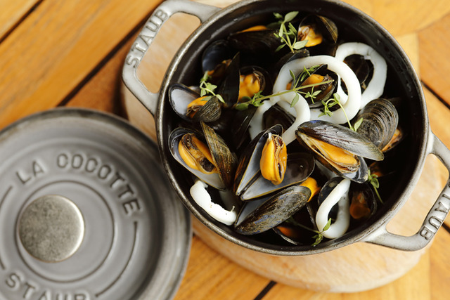 GRAND KITCHEN的「葡萄酒蒸聖米歇爾山產貽貝與白烏賊・鐵鍋料理」（2,600日圓）