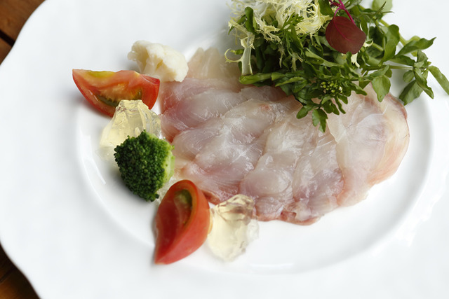 GRAND KITCHEN的「義式薄切生紅魽 蕃茄與白義大利香醋的法式果凍」（1,950日圓）