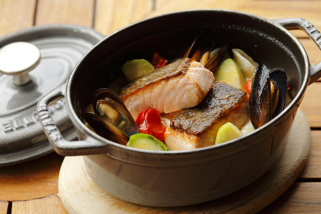 GRAND KITCHEN的「法式白酒燉挪威鮭魚與貽貝」（3,400日圓）