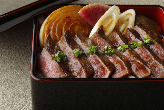 日本料理 和田倉的「神戶牛之肩胛板腱牛排飯盒」（8,700日圓）