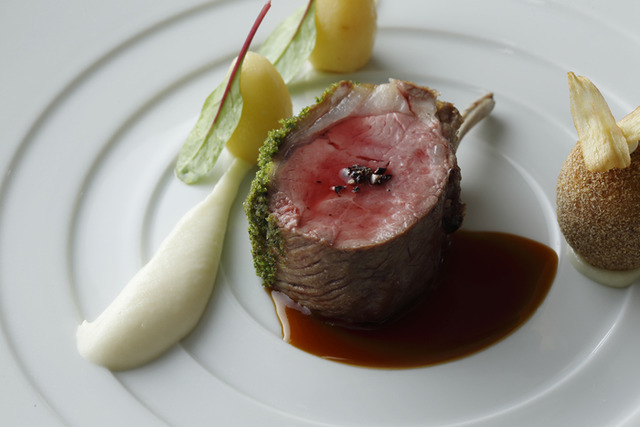 CROWN的11月之單品料理「法式烤帶骨羔羊肉 裹香草外皮 什錦法國香菜根 法式酥炸紅包心菜 辣根醬」（8,200日圓）