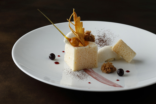 CROWN的11月之單品料理「皮埃蒙特產栗子奶油與義式蛋白霜 杯裝蘭姆酒 法式榛果脆餅 黑醋栗淋醬」（2,700日圓）