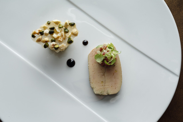 CROWN的10月之單品料理「油封鴨肝 蘋果與楓糖漿的果泥 法式堅果脆餅」（5,200日圓）