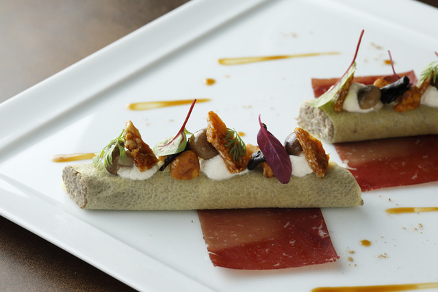 CROWN的9月之單品料理「當地雞蛋與蕈菇幕斯 煎蛋捲風 煙燻牛肉 榛果焦糖醬」（4,800日圓）