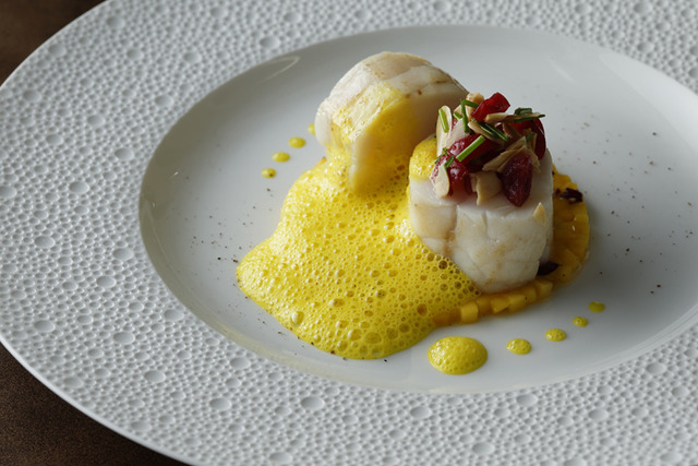 CROWN的10月之單品料理「特選菲力鮟鱇魚 馬達加斯加產野生黑胡椒風味 柳橙奶油醬」（7,800日圓）