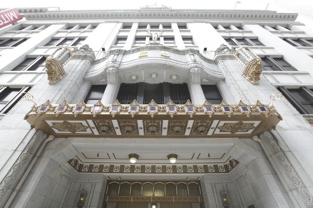 商業神マーキュリーが迎える本館ライオン口